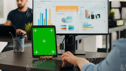 Vista previa: Gerente de oficina que trabaja con pantalla verde