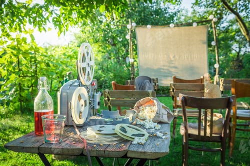 Preview: Small cinema with drinks and popcorn in summer garden