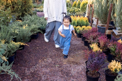 Preview: A young Korean woman and her cute daughter are walking in the garden