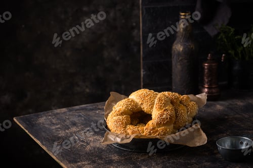 Preview: Traditional Turkish bagel simit with sesame