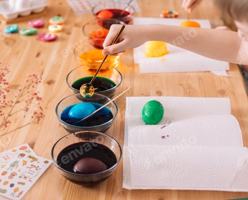 Preview: Children paint eggs for Easter in glass plates with paint