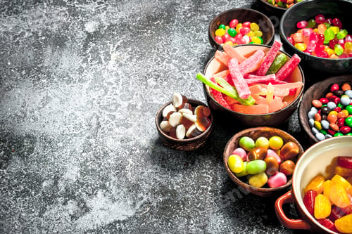 Preview: Multicolored candy, jelly and marshmallows in a bowl.