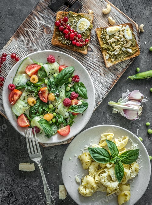 Preview: Vegetarian dinner - salad and wine
