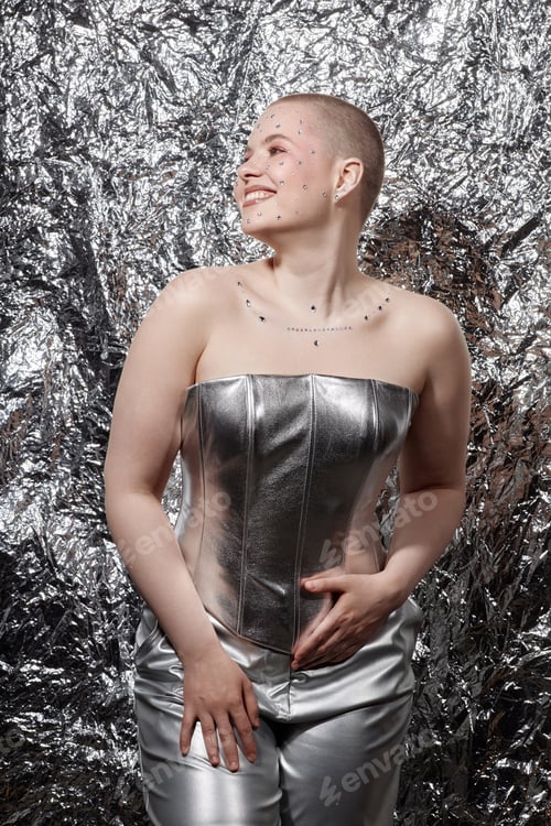 Preview: Smiling Woman in Silver Set