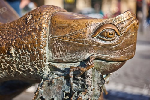 Preview: Turtle bronze sculpture near aquitaine gate. Bordeaux symbol. France