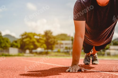 Preview: The young man wore all parts of his body to prepare for jogging on the running track