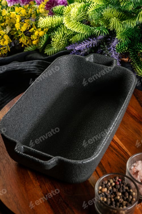 Preview: Empty cast iron roasting pan,