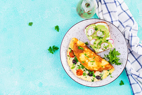 Aperçu: Omelette with tomatoes, black olives and sandwich with avocado