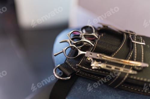 Preview: Hairdressing equipments in bag