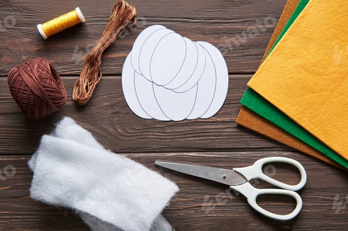 Preview: Step-by-step instructions for decorative crafts pumpkin made of felt for Halloween.