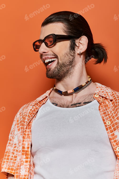 Preview: Stylish Man: Sunglasses & Necklace