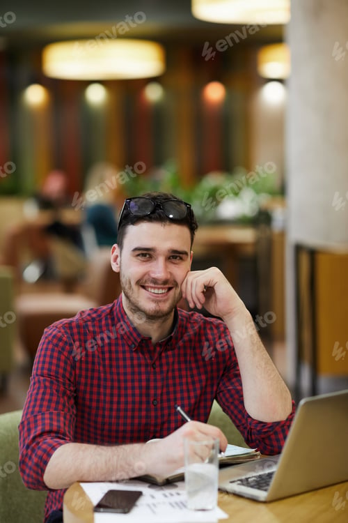 Preview: Cheerful man preparing for informal meeting in cafe