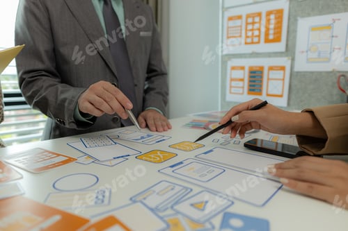 Preview: The web design team is consulting to exchange ideas on how to develop digital products