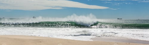 Preview: Rolling waves crashing along the sandy beach
