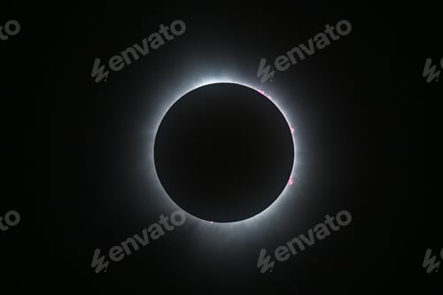 Preview: Solar eclipse featuring a diamond ring effect and baileys beads