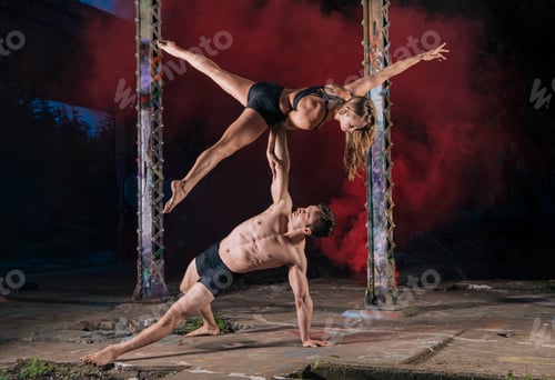 Vista previa: Acrobats performing on outdoor stage, Bainbridge, Washington, USA