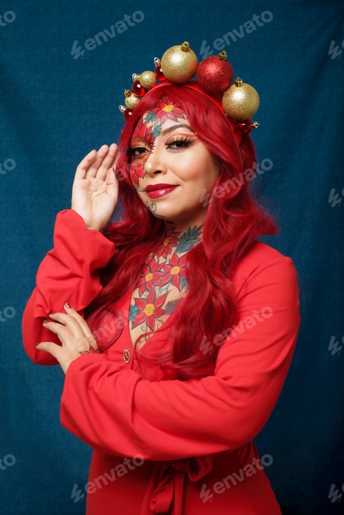 Preview: Woman with Christmas makeup, wearing headband with Christmas balls.