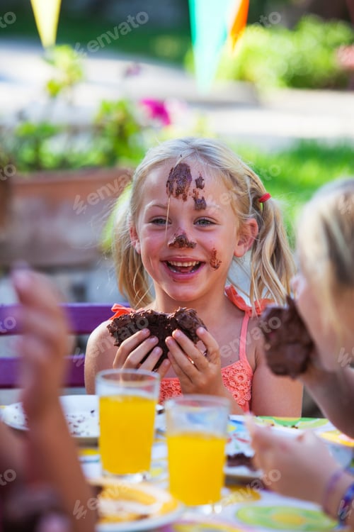 Preview: Girl eating chocolate cake, face covered in icing