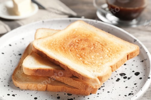 Preview: Plate with toasted bread on table, closeup
