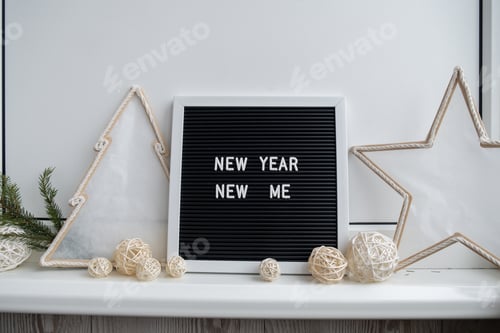 Visualização: Texto de ANO NOVO, NOVO EU em cartolina preta com decoração aconchegante e minimalista de Natal feita à mão. Ano novo