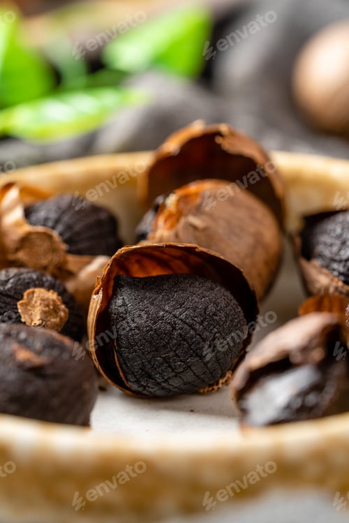 Preview: Fermented black garlic.