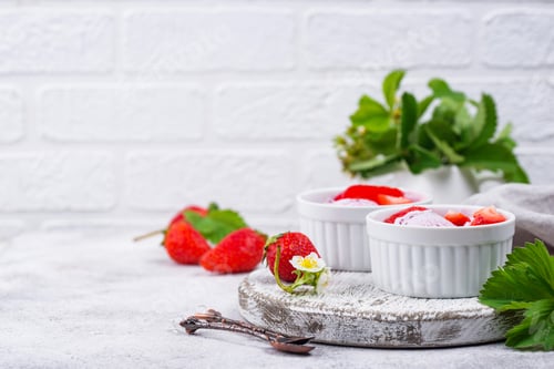 Preview: Strawberry ice cream in white bowl