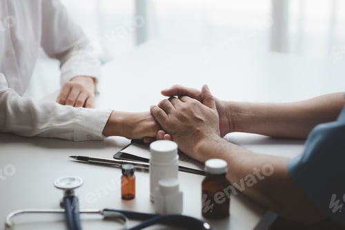 Preview: Doctors are giving advice on treatment to patients in hospital examination rooms, treating diseases