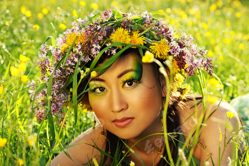 Vista previa: Asian Woman In Nature With Chaplet On Head