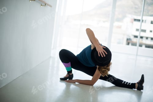 Preview: Dancer practicing dance