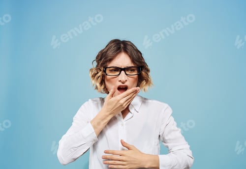 Preview: Emotional woman gestures with her hands on a blue background surprise Model shirt stress
