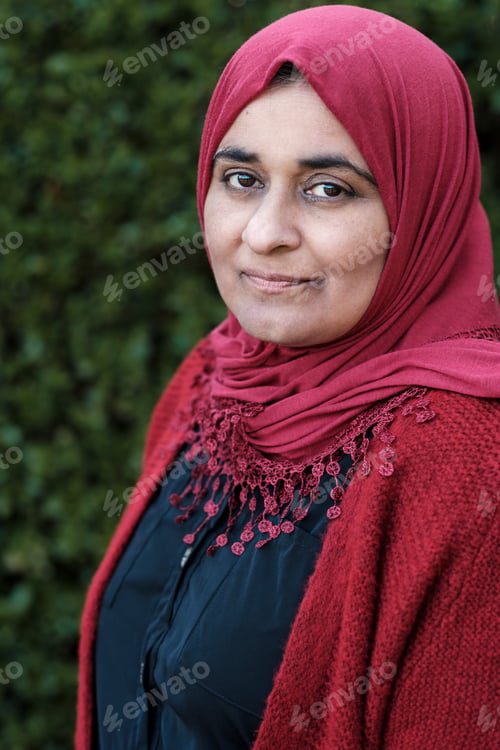 Preview: Mature muslim woman wearing hijab is posing.