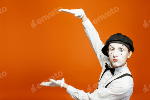 Preview: Pantomime on the orange background