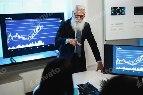 Preview: Multi generational trader team making stock market analysis conference - Focus on senior man face