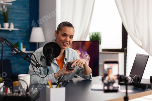 Preview: Social media presenter streaming computer mouse product review