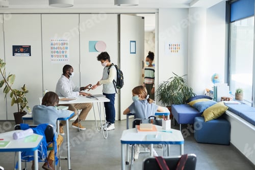 Visualização: Criança higienizando as mãos na escola