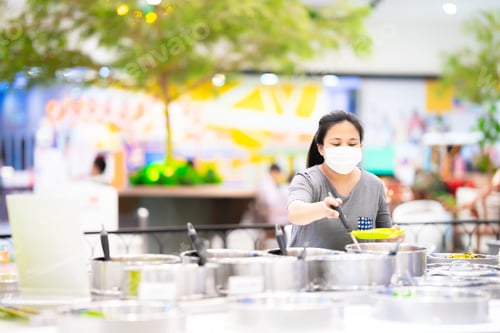 Preview: Asian women are eating a rice noodle buffet.