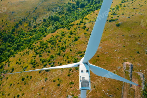 Preview: Wind turbine with large propeller generates electricity