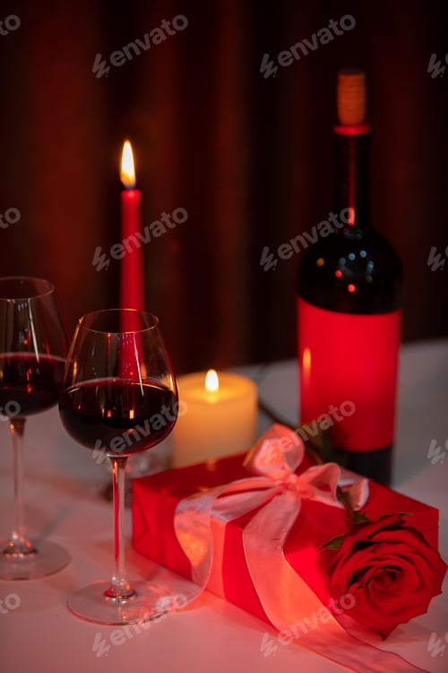 Preview: romantic date concept red wine with glasses and candles
