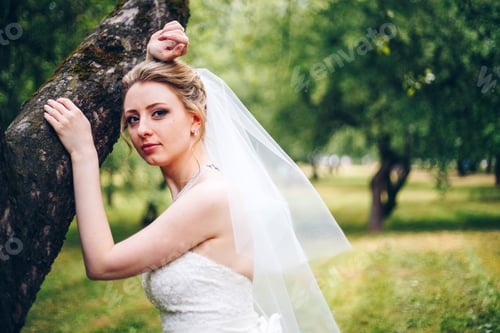 Preview: A bride in the park