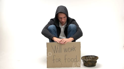 Visualização: Estudante com placa de papelão durante crise econômica.