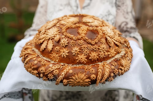 Preview: wedding bread loaf with voluminous twisted pigtails
