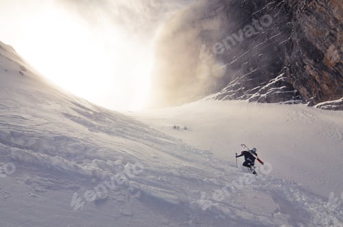 Aperçu: Person hiking in the snow-covered mountains