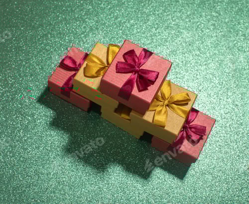 Preview: gold and red christmas gift boxes on dark green blinking background