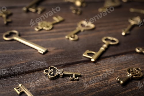 Preview: Old vintage keys on wooden background, closeup