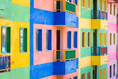 Preview: Square with silver fish statue and colorful facades, Guatape