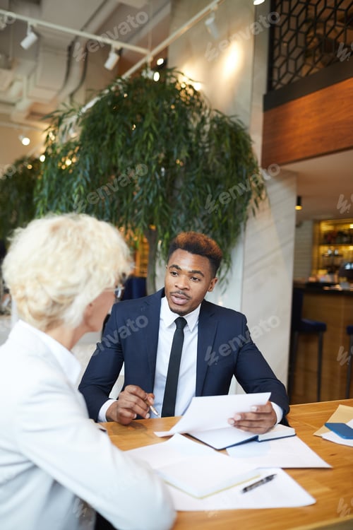 Preview: Woman consulting with professional