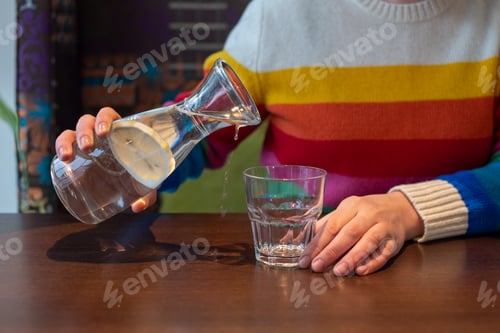 Preview: A person with Alzheimer's disease tries to pour water into a glass. Pour water on the table