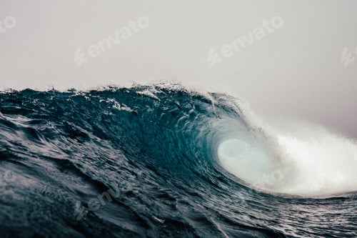 Preview: Beautiful dark ocean wave