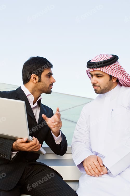 Vista previa: Empresarios hablando