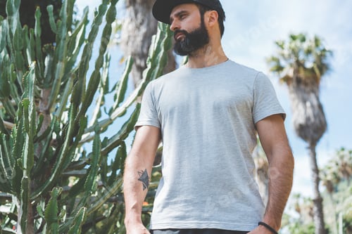Preview: Bearded muscular hipster man model wearing gray blank t-shirt and a black baseball cap